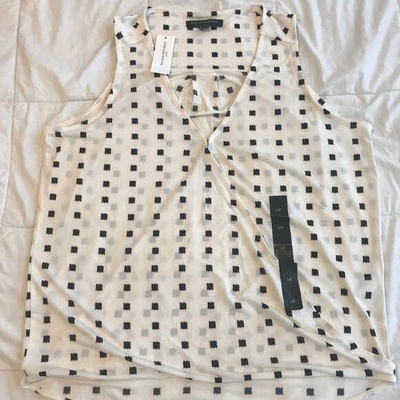 Lovely Banana Republic V-Neck Top in Size Small NWT - Picture 2 of 7